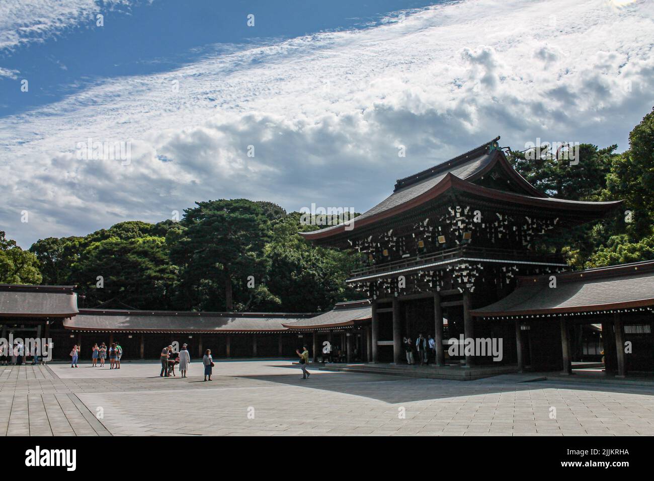 Le sanctuaire de Meji Jingu à Tokyo, au Japon, avec des arbres luxuriants qui l'entourent sous une mer de nuages par une journée ensoleillée Banque D'Images