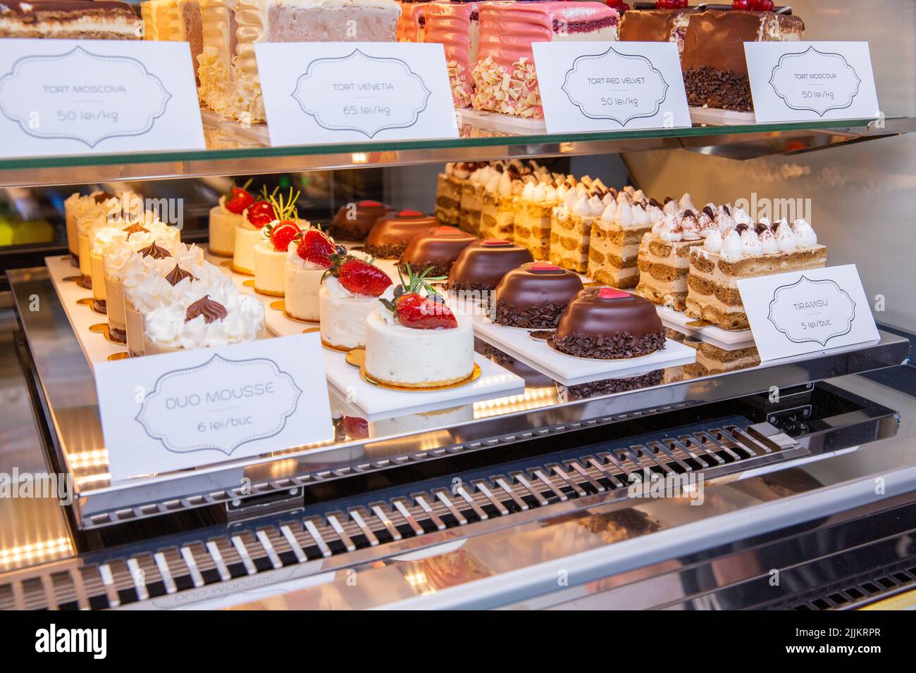 Une vitrine avec des gâteaux et des pâtisseries sucrées Banque D'Images