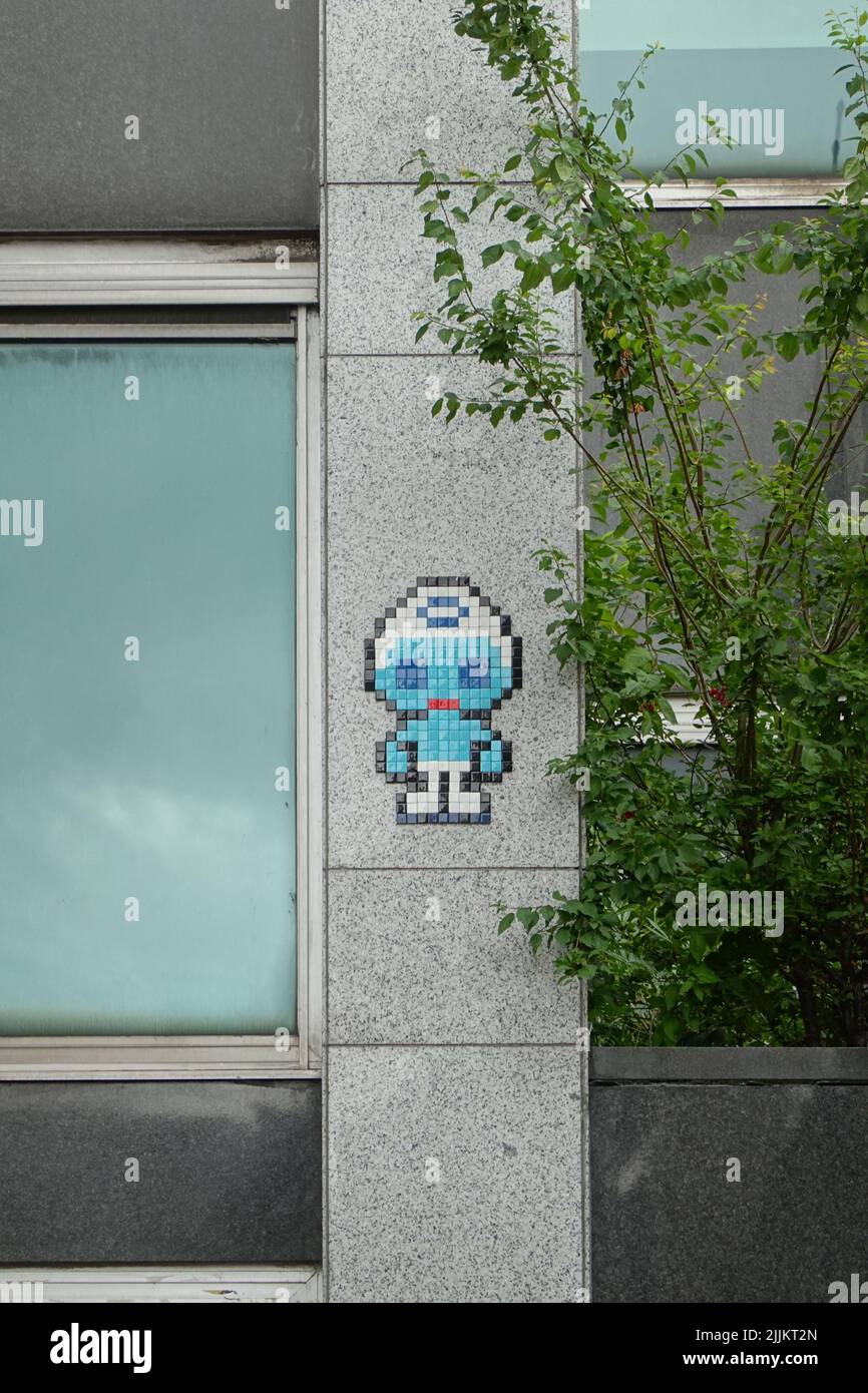 Brüssel, Wandmosaik von Invader, Schlumpf // Bruxelles, Mosaïque par Invader, Smurf Banque D'Images
