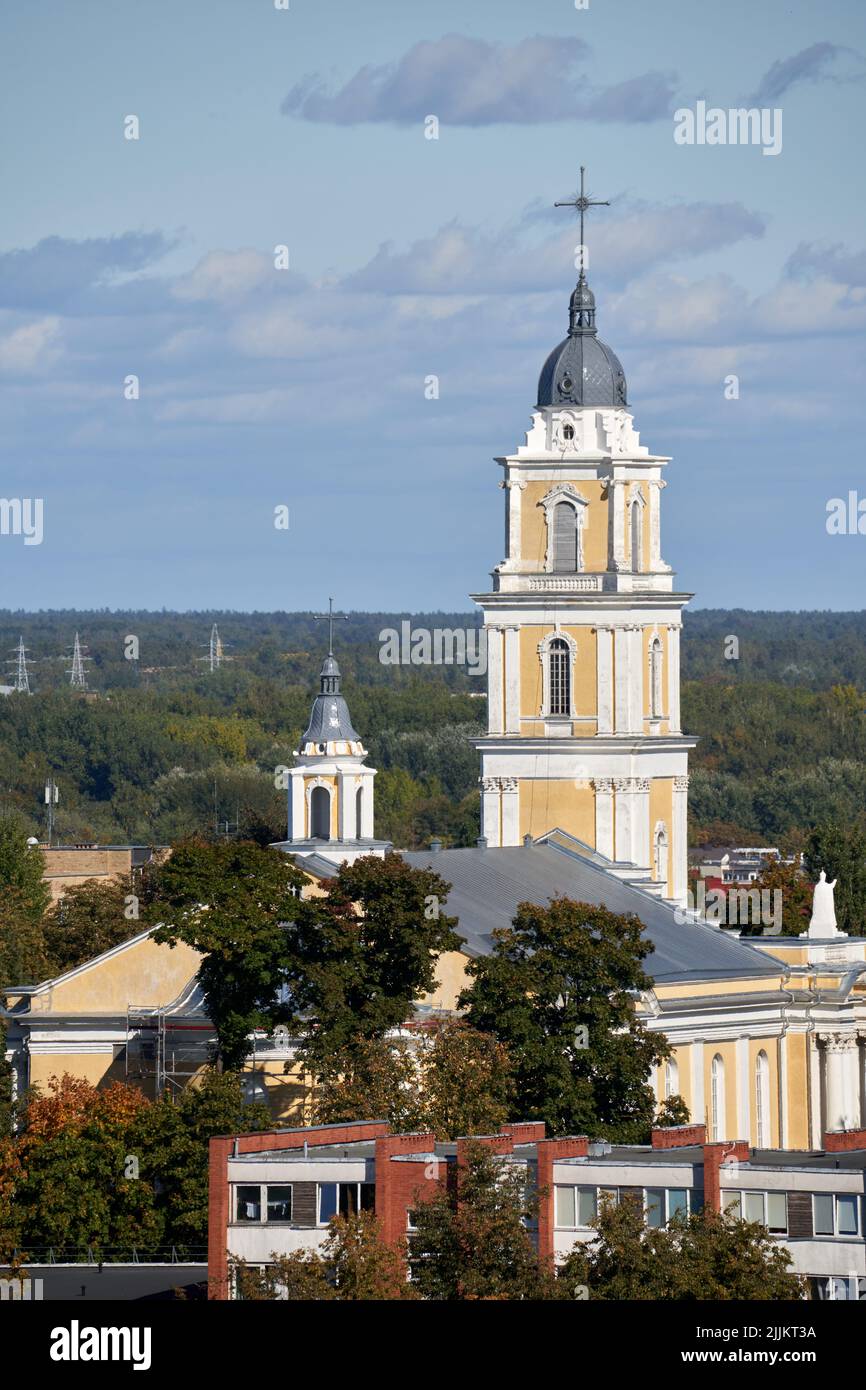 Un cliché vertical de la cathédrale du Christ Roi à Panevezys, Lituanie Banque D'Images