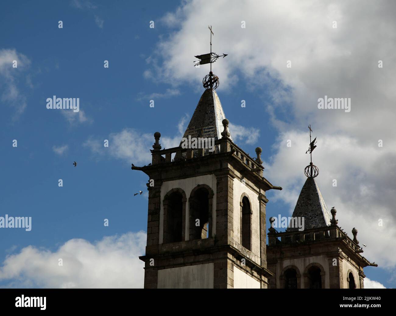 Une belle photo de clochers de monastère sur le fond du ciel Banque D'Images