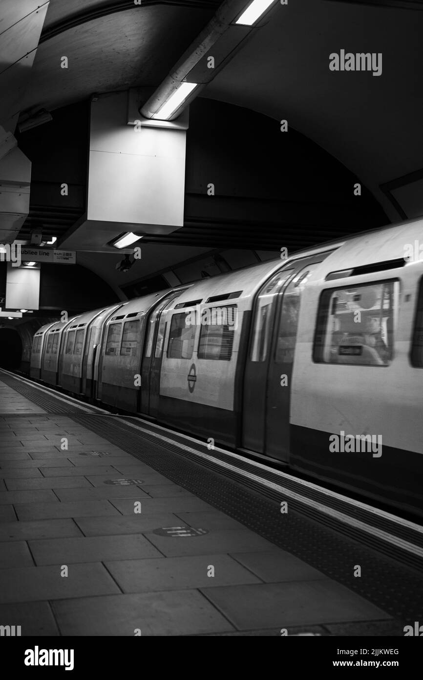 Une photo en niveaux de gris de la station de métro de Londres, Royaume-Uni Banque D'Images