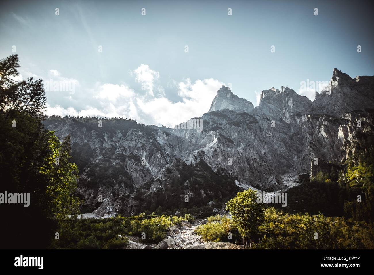 Une photo de montagnes autour du lac Hintersee en Allemagne appelée ...