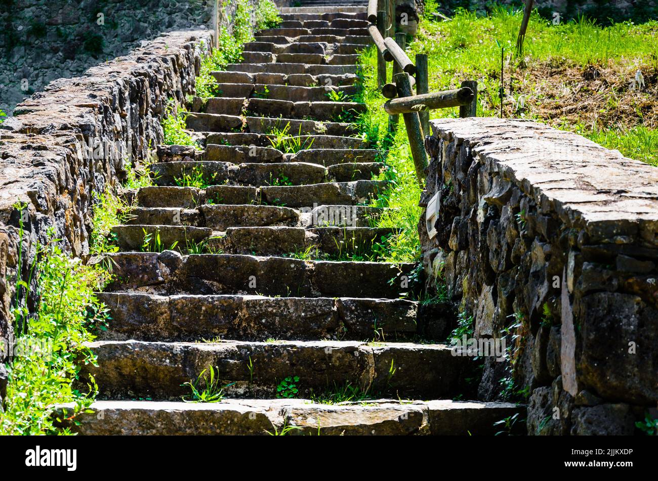 Escaliers médiévaux menant à la ville de Santa Pau, la Garrotxa, Gérone Banque D'Images