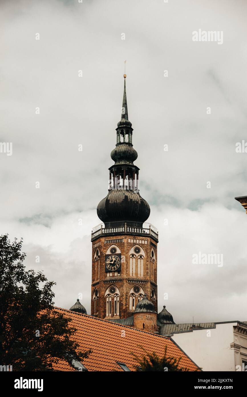 Une photo verticale de la cathédrale Saint-Nicolas à Greifswald, en Allemagne. Banque D'Images