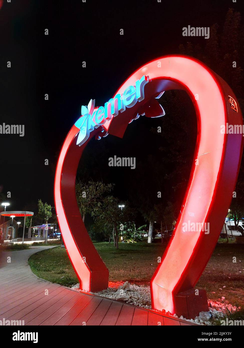 Un cliché vertical d'une sculpture Kemer d'amour de coeur rouge la nuit à Kemer, Turquie Banque D'Images