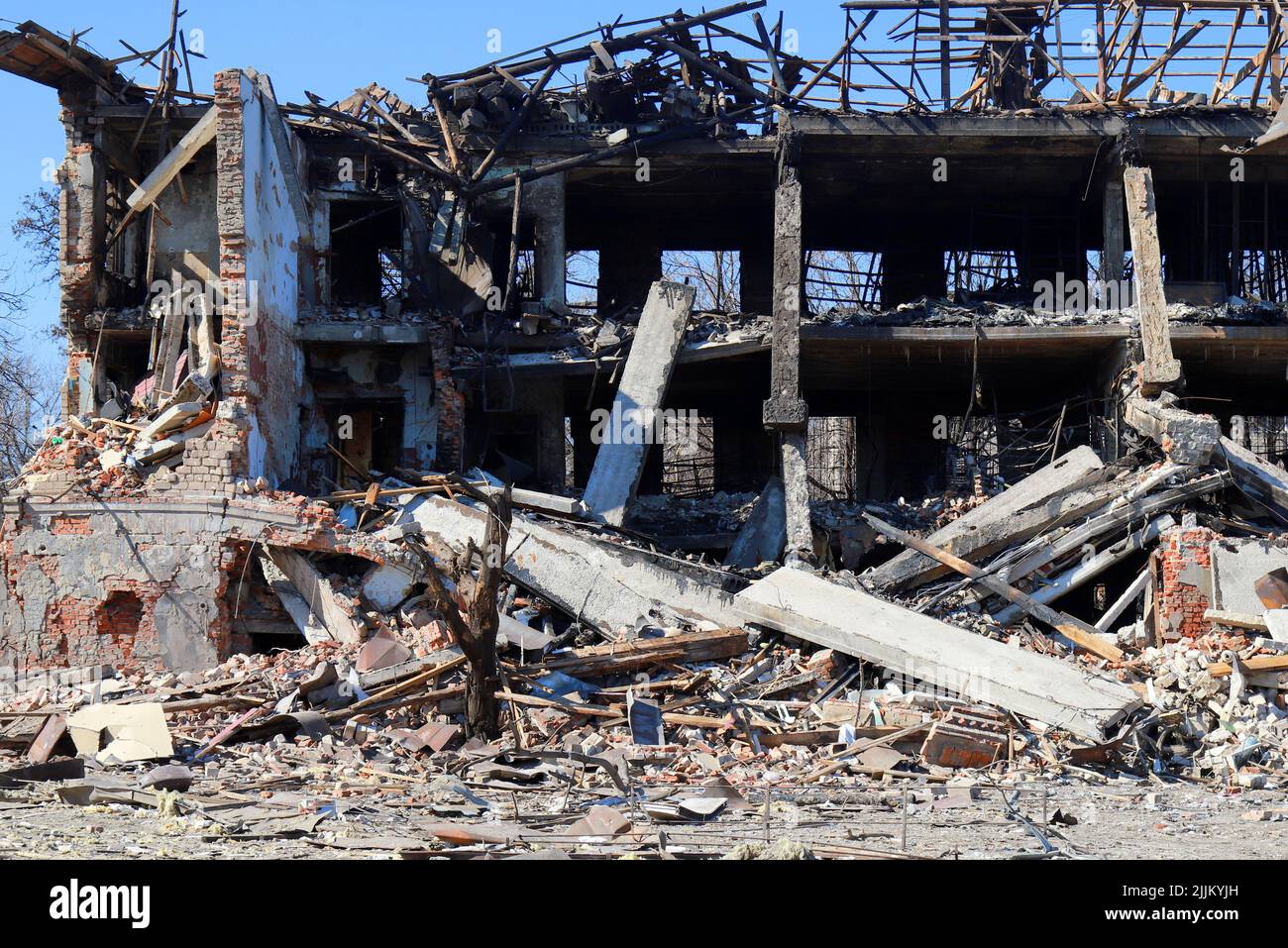 Maison ruinée Ukraine. Détruit et brûlé un bâtiment civil après une attaque à la roquette du russe dans la ville ukrainienne Dnipro. La guerre de Russie en Ukraine Banque D'Images