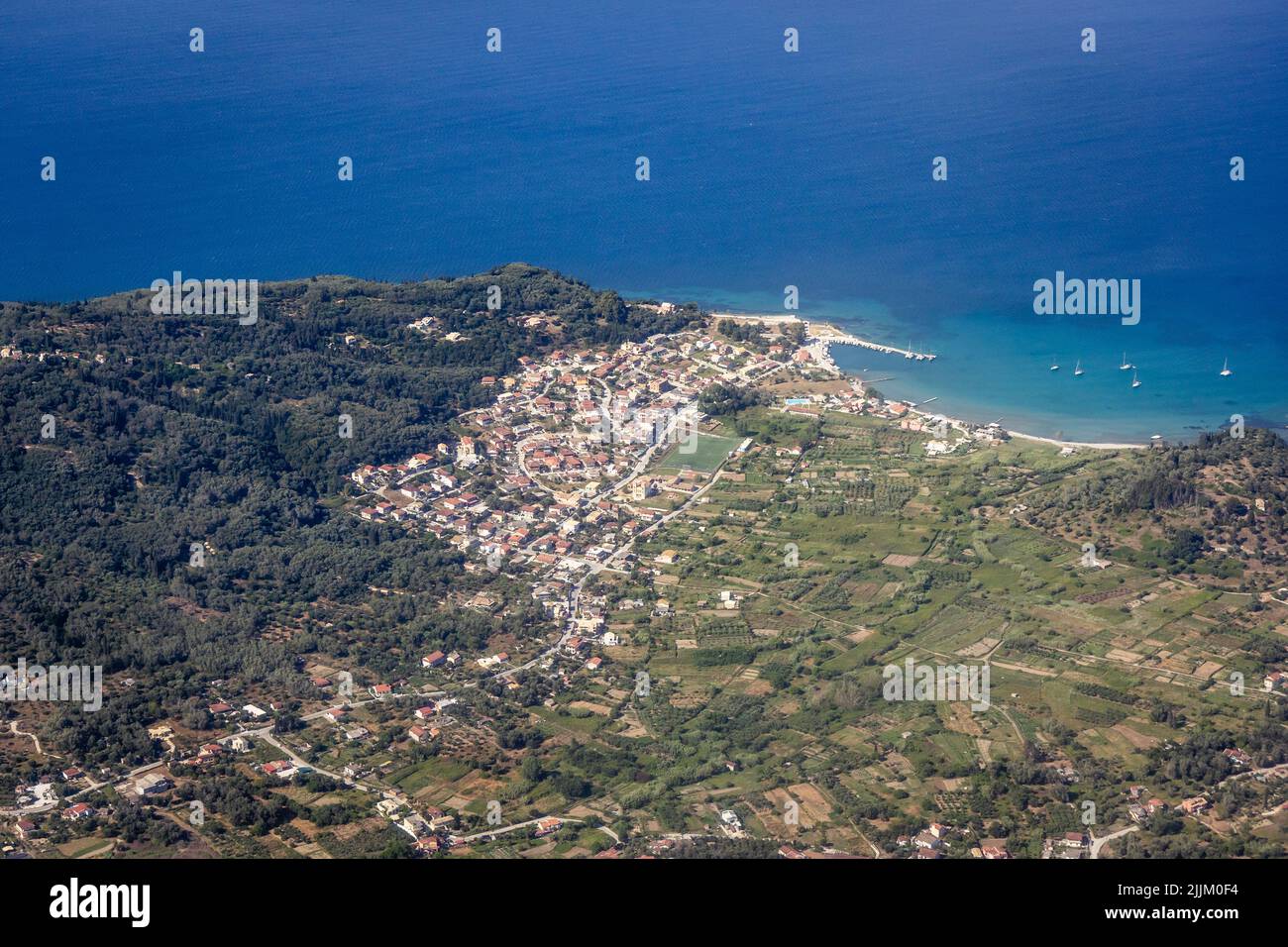 L'île grecque de Corfou également appelée Kerkyra, vue de la fenêtre de l'avion Banque D'Images