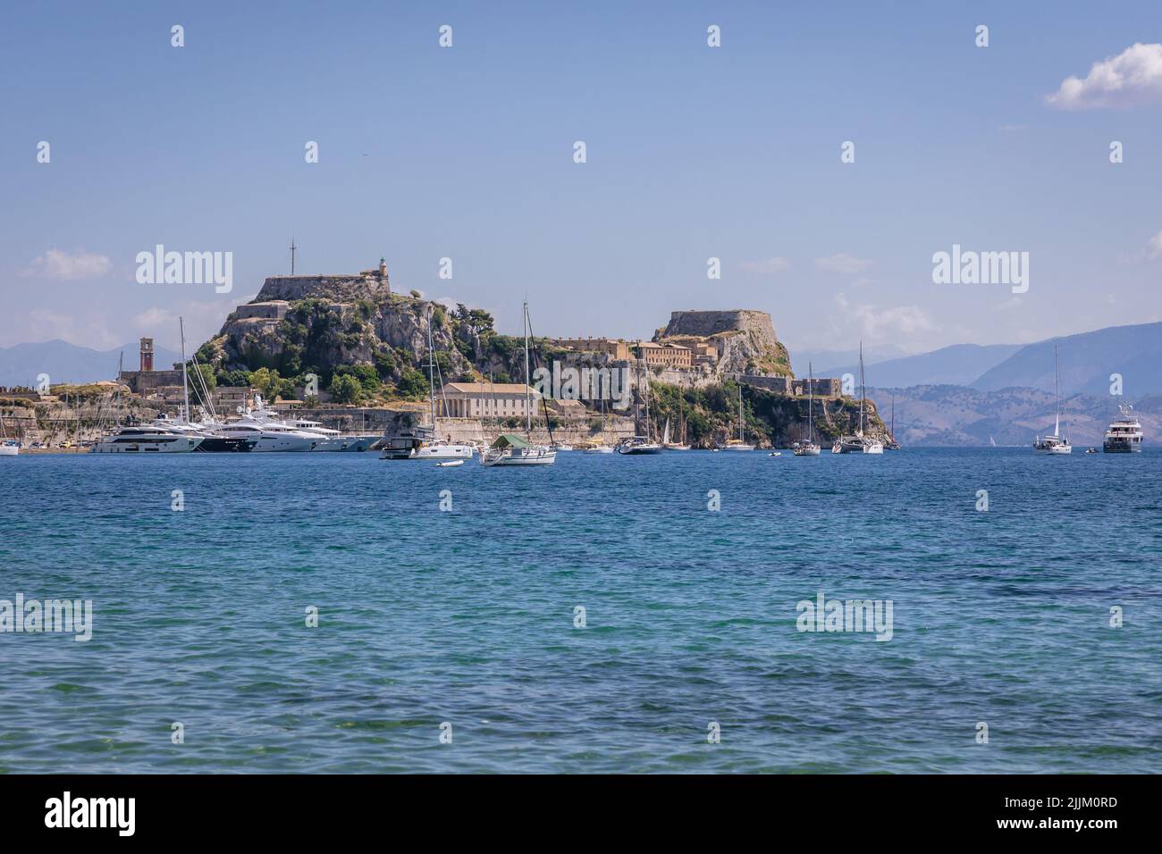 Baie de Garitsa dans la ville de Corfou sur l'île de Corfou, Iles Ioniennes, Grèce, vue avec la vieille forteresse Banque D'Images