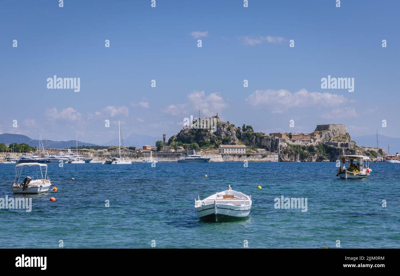 Baie de Garitsa dans la ville de Corfou sur l'île de Corfou, Iles Ioniennes, Grèce, vue avec la vieille forteresse Banque D'Images