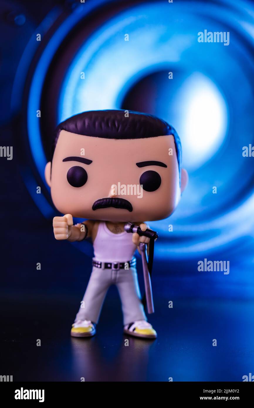 Londres, Royaume-Uni: Funko POPO vinyle figure de Freddie Mercury (Reine) sur le fond des orateurs Banque D'Images