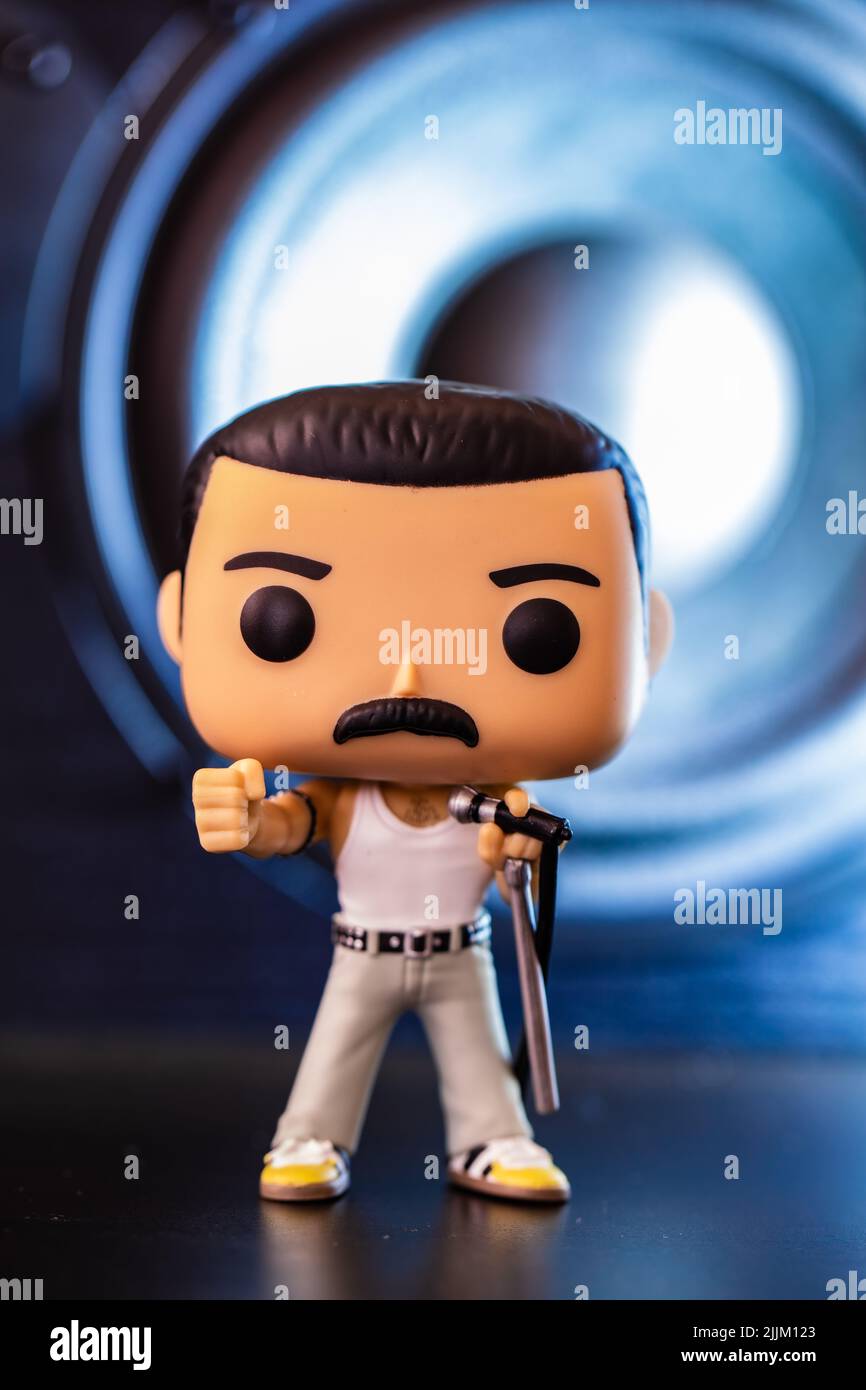 Londres, Royaume-Uni: Funko POPO vinyle figure de Freddie Mercury (Reine) sur le fond des orateurs Banque D'Images