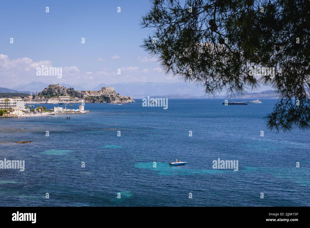 Baie de Garitsa dans la ville de Corfou sur l'île de Corfou, Iles Ioniennes, Grèce, vue avec la vieille forteresse Banque D'Images