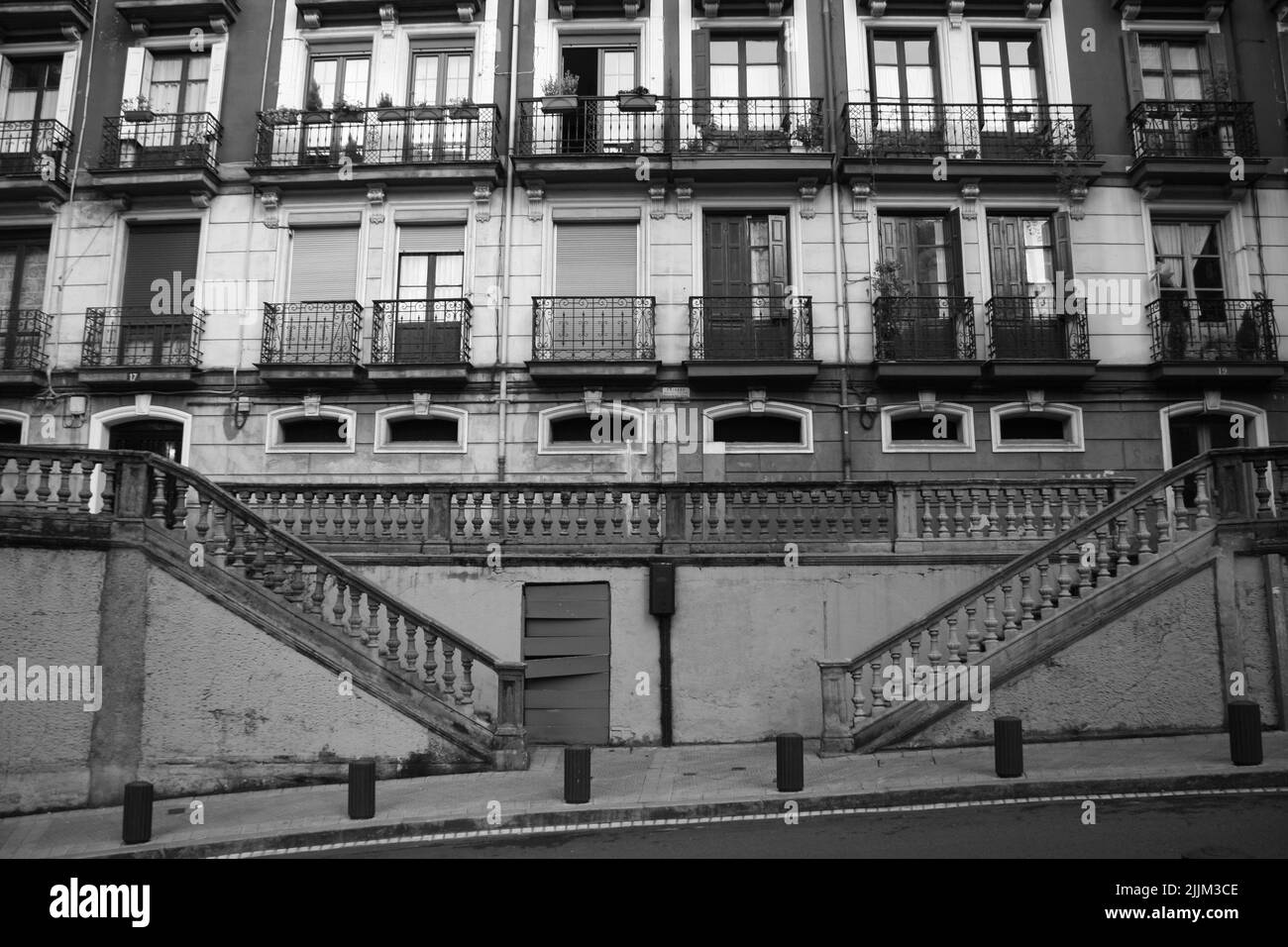 Un cliché en échelle de gris de la conception extérieure d'un bâtiment résidentiel avec des escaliers Banque D'Images