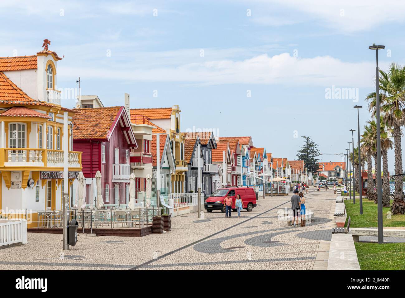 Costa Nova do Prado, Portugal. Les célèbres maisons en bois colorées connues sous le nom de Palheiros Banque D'Images