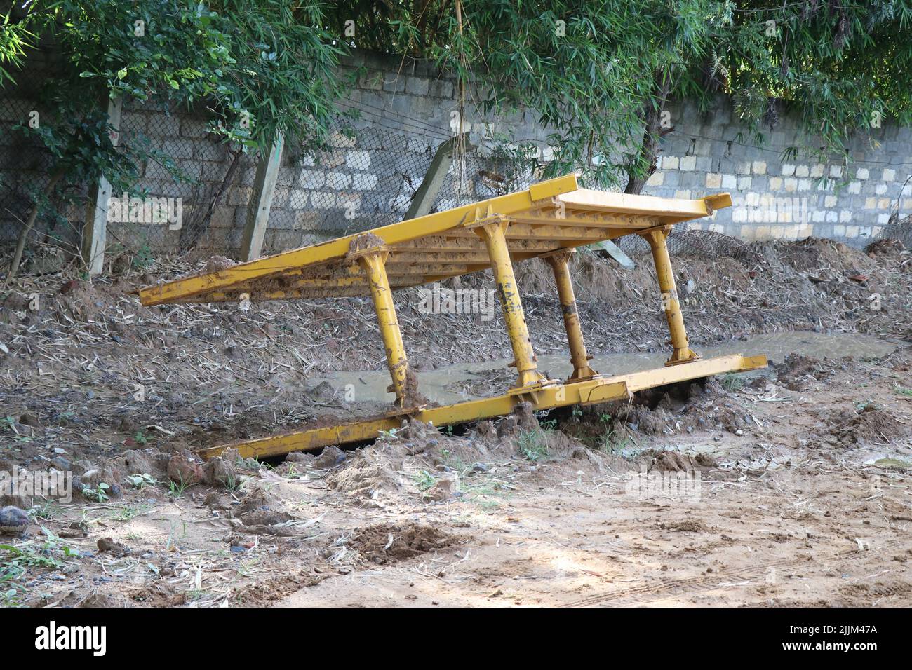 Barrière de construction abandonnée par le côté de la route boueuse Banque D'Images