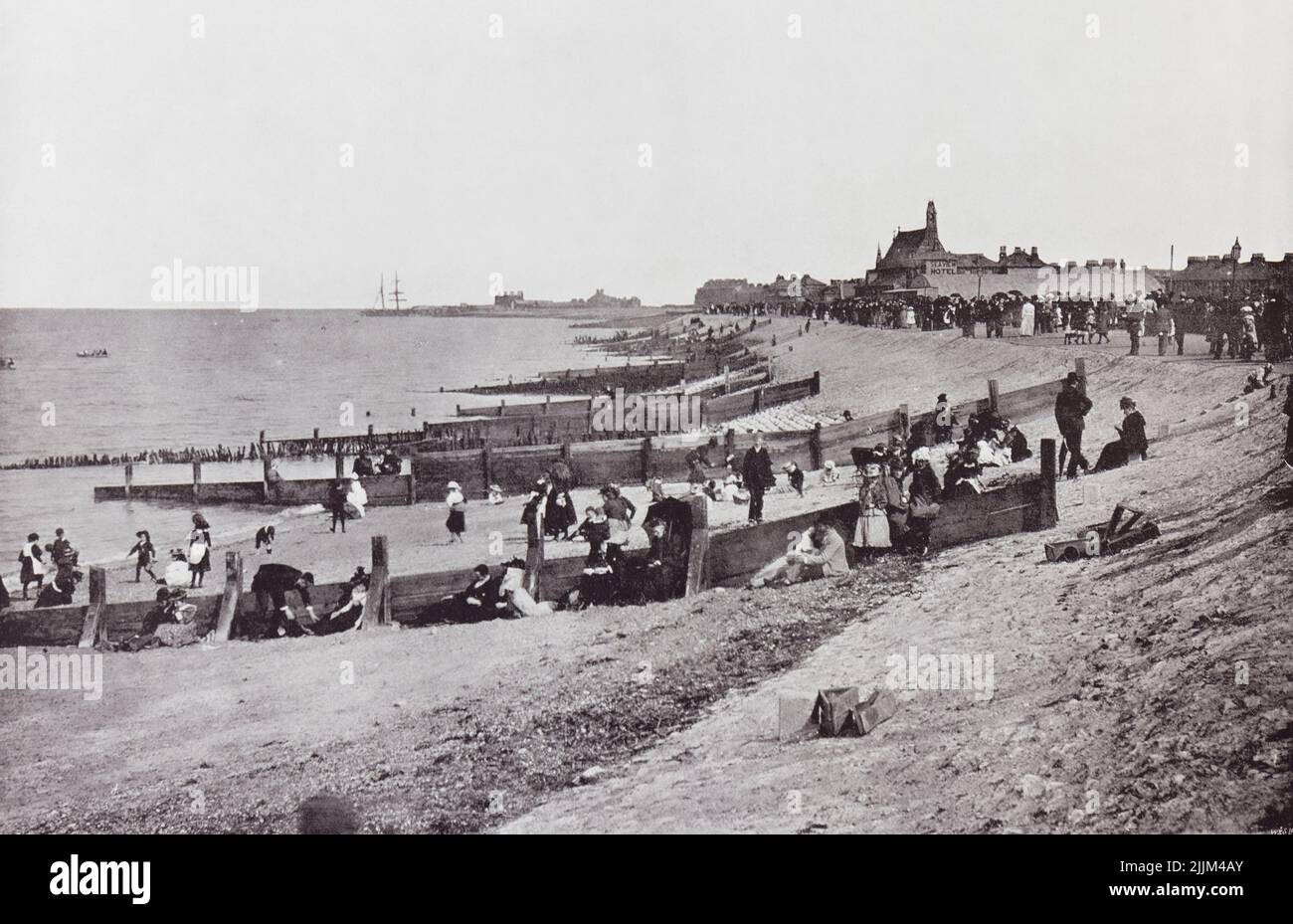 Sheerness, île de Shepey, nord du Kent, Angleterre. La promenade et la plage, vus ici au 19th siècle. De la côte, un album de photos de photos du chef des lieux d'intérêt de la mer en Grande-Bretagne et en Irlande publié Londres, 1895, par George Newnes Limited. Banque D'Images