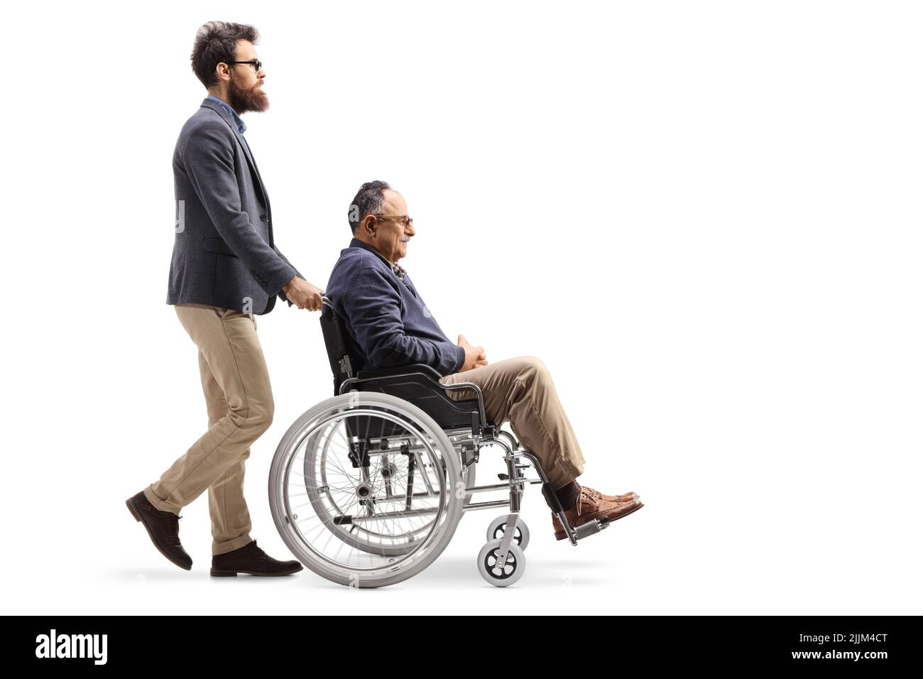 Vue en profil d'un homme marchant et poussant un homme plus âgé dans un fauteuil roulant isolé sur fond blanc Banque D'Images