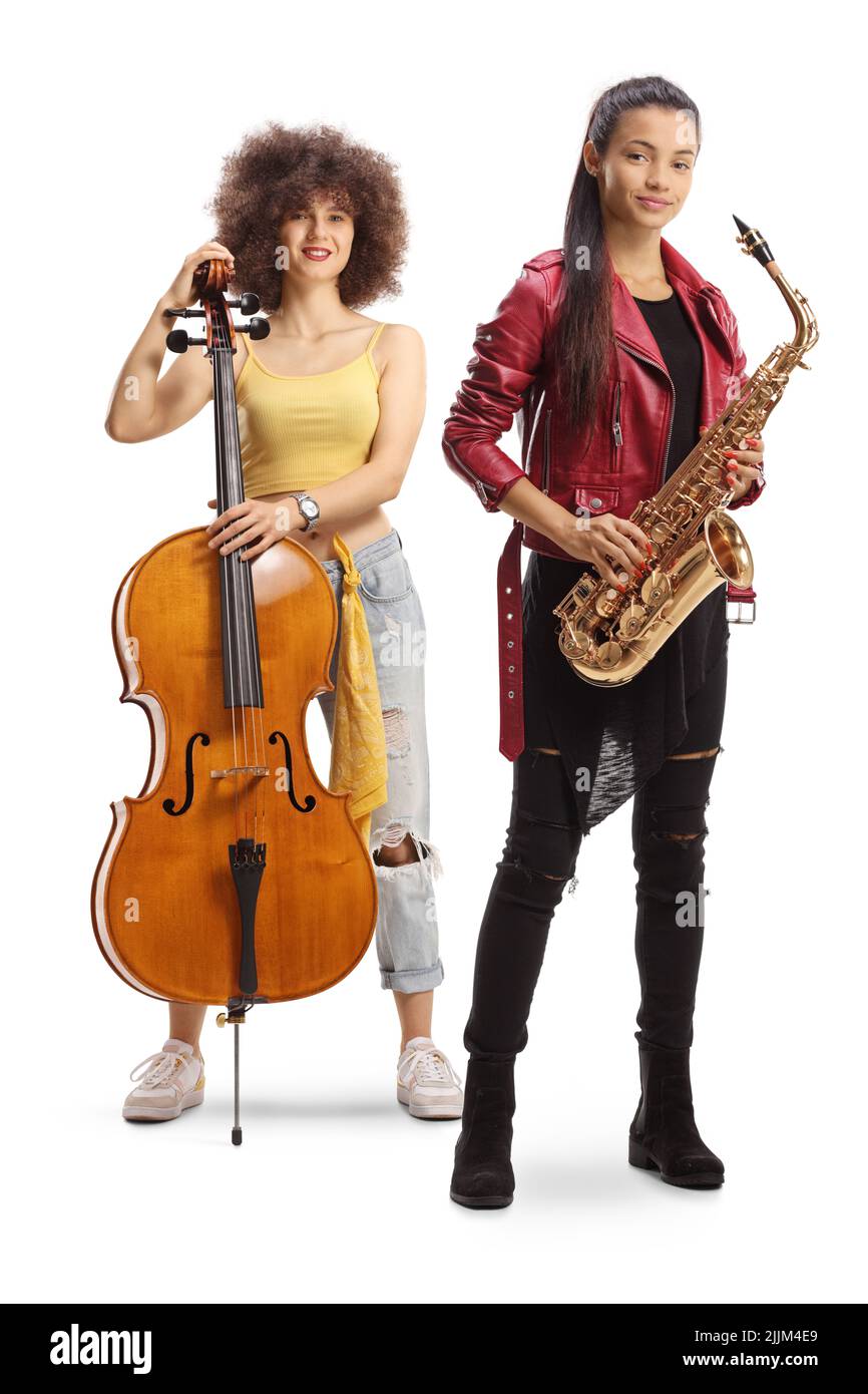 Jeunes musiciens féminins branchés avec un violoncelle et un sax posant et regardant la caméra isolée sur fond blanc Banque D'Images