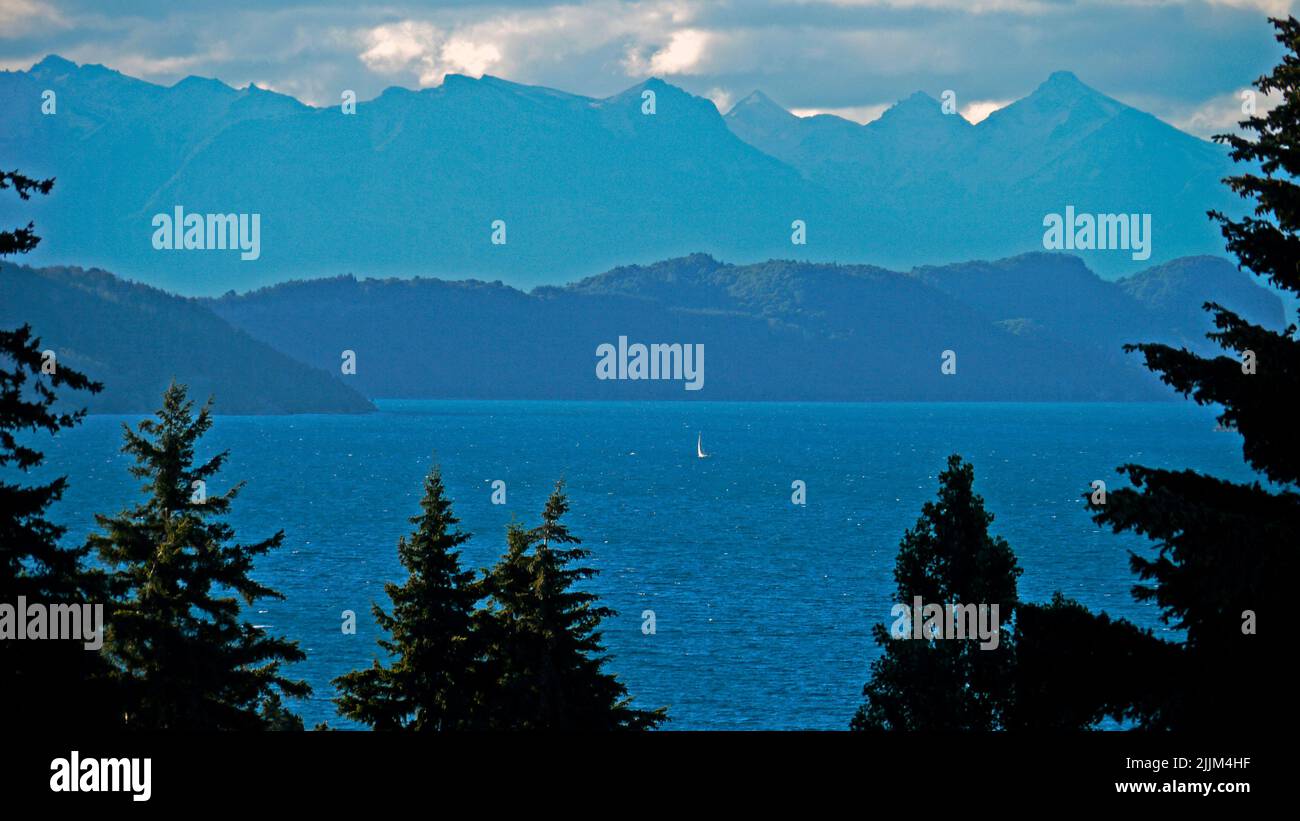 Un voilier sur le lac Nahuel Huapi. De la terrasse du toit de Tangoinn, Bariloche, Río Negro, Argentine, 2011-12-04 19:31. Banque D'Images