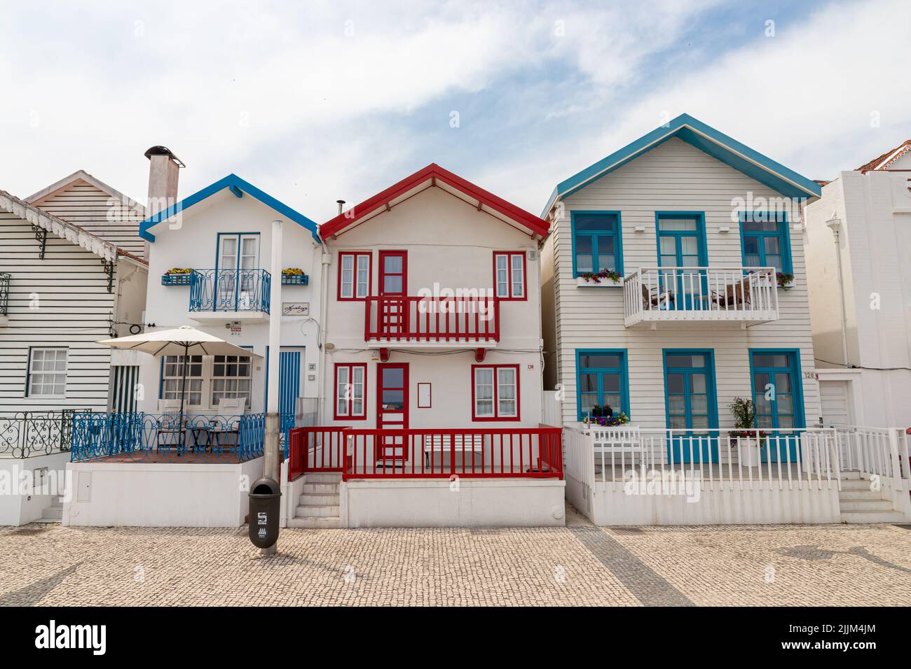 Costa Nova do Prado, Portugal. Les célèbres maisons en bois colorées connues sous le nom de Palheiros Banque D'Images