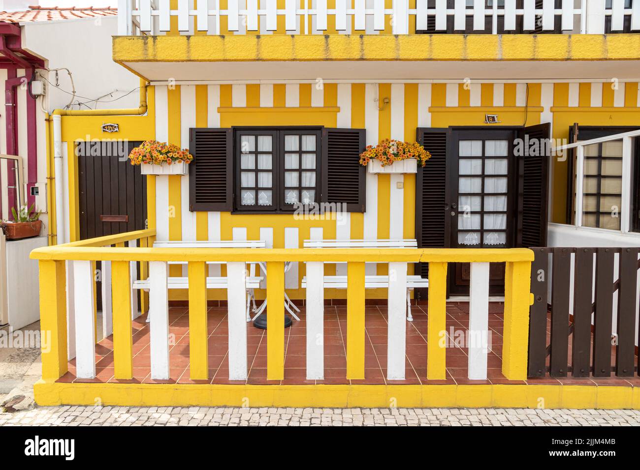 Costa Nova do Prado, Portugal. Les célèbres maisons en bois colorées connues sous le nom de Palheiros Banque D'Images