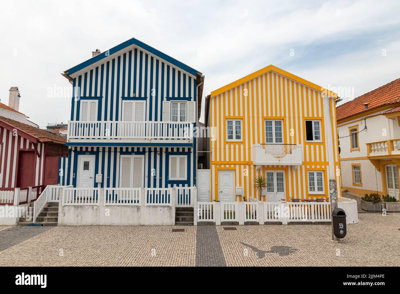Costa Nova do Prado, Portugal. Les célèbres maisons en bois colorées connues sous le nom de Palheiros Banque D'Images