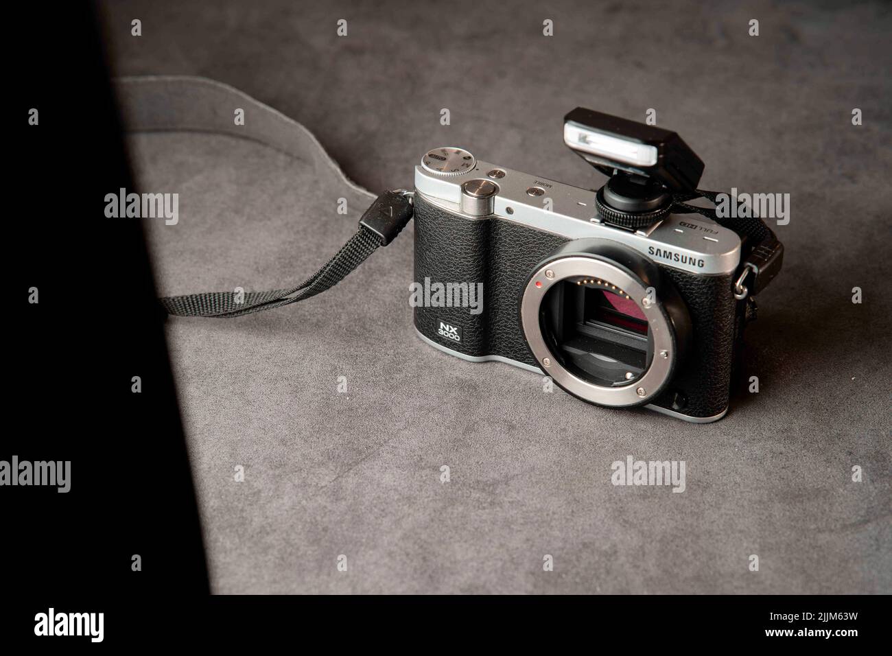 Une photographie produit de l'appareil photo Samsung NX 3000 avec son kit d'objectifs et l'objectif Samyang 85 mm Banque D'Images