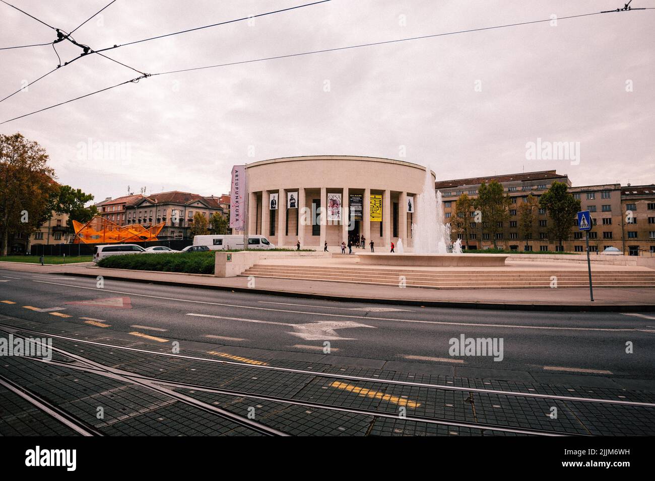Un rond-point avec des bâtiments historiques et des voitures dans le centre de Zagreb, Croatie Banque D'Images