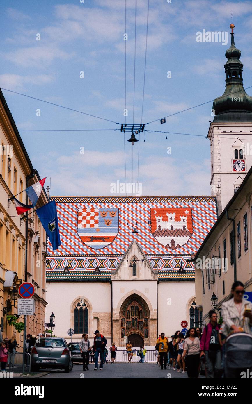 Une photo verticale d'une route avec des voitures près de l'église Saint-Marc à Zagreb, Croatie Banque D'Images