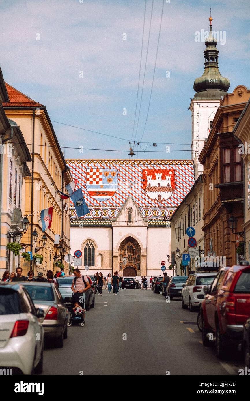 Une photo verticale d'une route avec des voitures près de l'église Saint-Marc à Zagreb, Croatie Banque D'Images