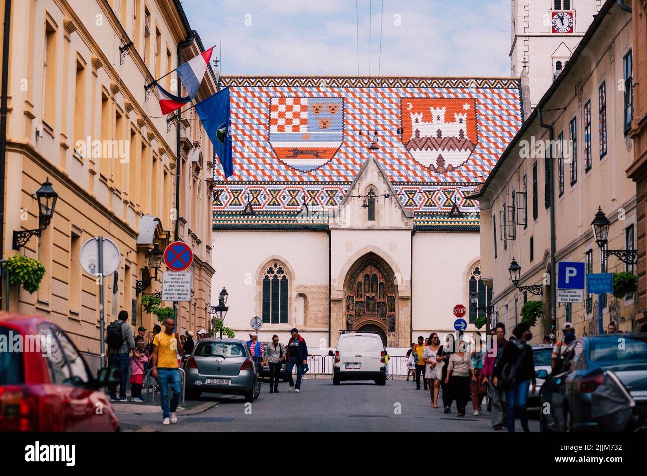 Une route avec des voitures près de l'église Saint-Marc à Zagreb, Croatie Banque D'Images