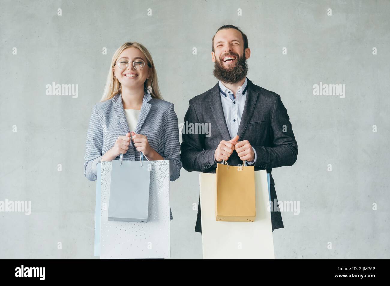 shopping thérapie couple souriant heureux tenir des sacs Banque D'Images