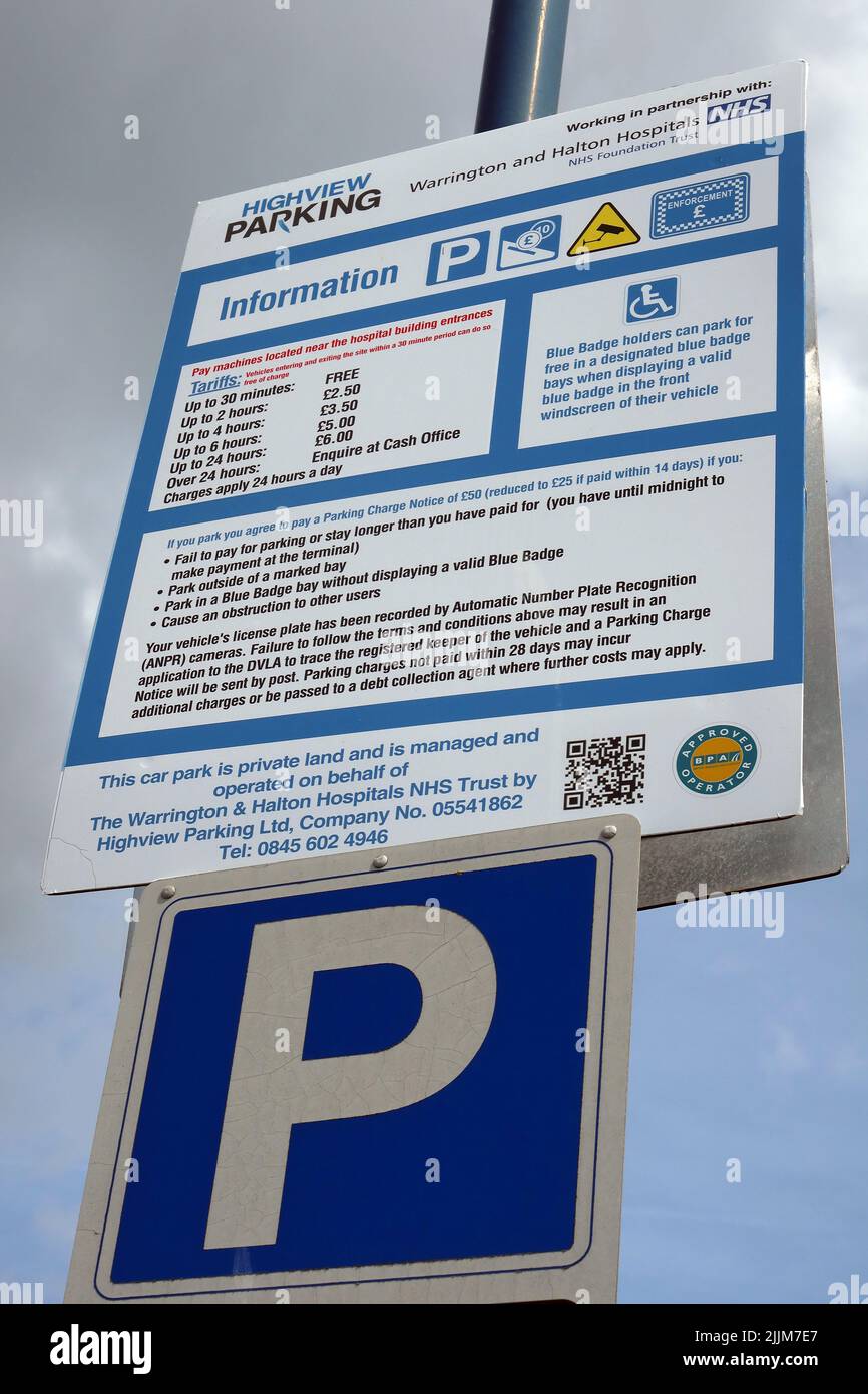 Parking pour le personnel, les patients et les visiteurs, panneau au NHS, à l'hôpital de Warrington, Lovely Lane, Warrington, Cheshire, Angleterre, Royaume-Uni, WA5 1QG Banque D'Images