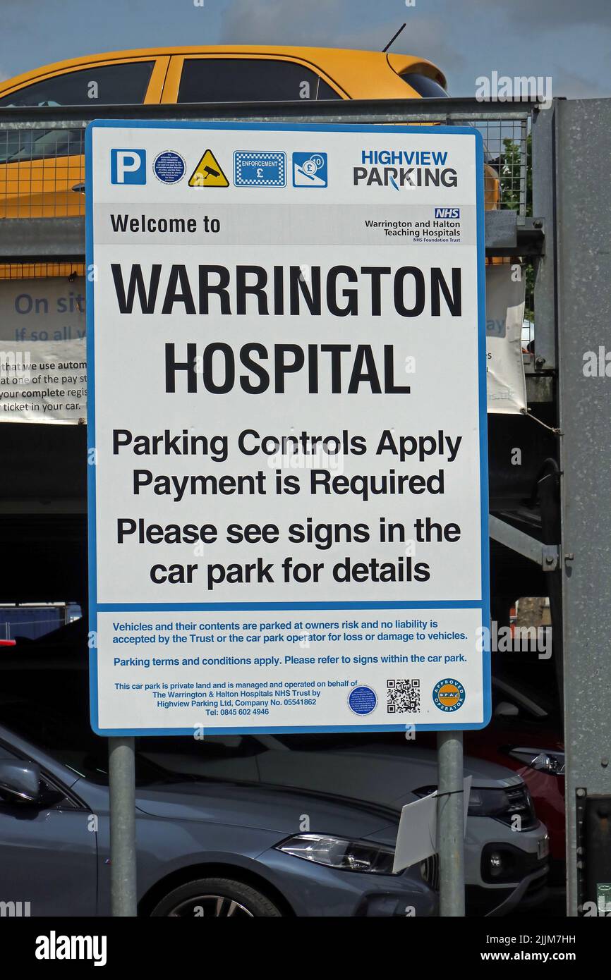 Parking pour le personnel, les patients et les visiteurs, panneau jaune au NHS, à l'hôpital de Warrington, Lovely Lane, Warrington, Cheshire, ANGLETERRE, ROYAUME-UNI, WA5 1QG Banque D'Images