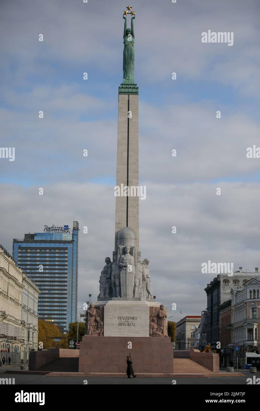 La relève de la garde au Monument de la liberté à Riga, en Lettonie Banque D'Images