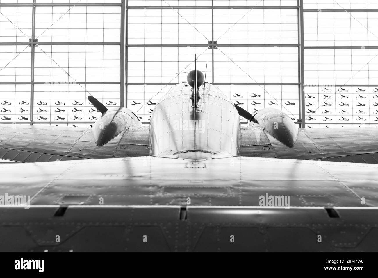 Un avion B-25 Mitchell WW2 de l'arrière, faisant face à des portes à cintres fermées Banque D'Images Un avion B-25 Mitchell WW2 de l'arrière, faisant face à des portes à cintres fermées Banque D'Images