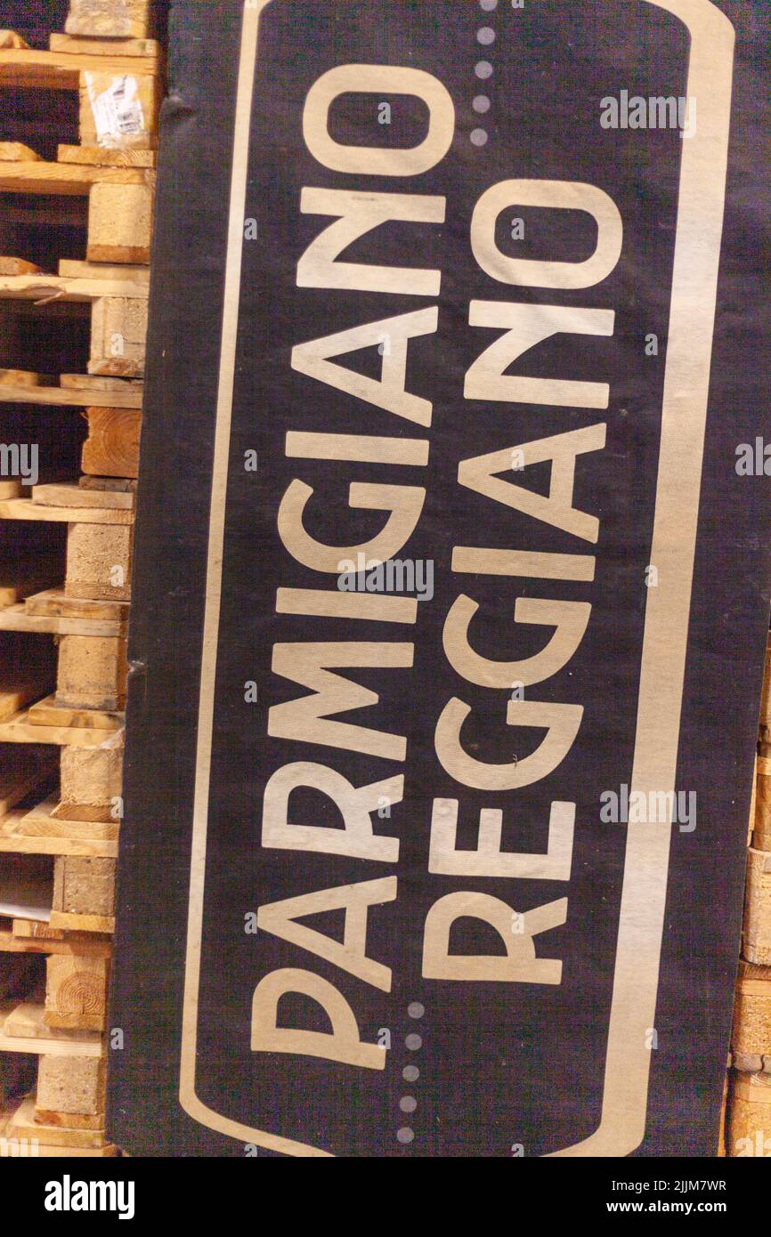Un cliché vertical du logo Parmesan Parmigiano Reggiano à la ferme de Parme 2064 Banque D'Images