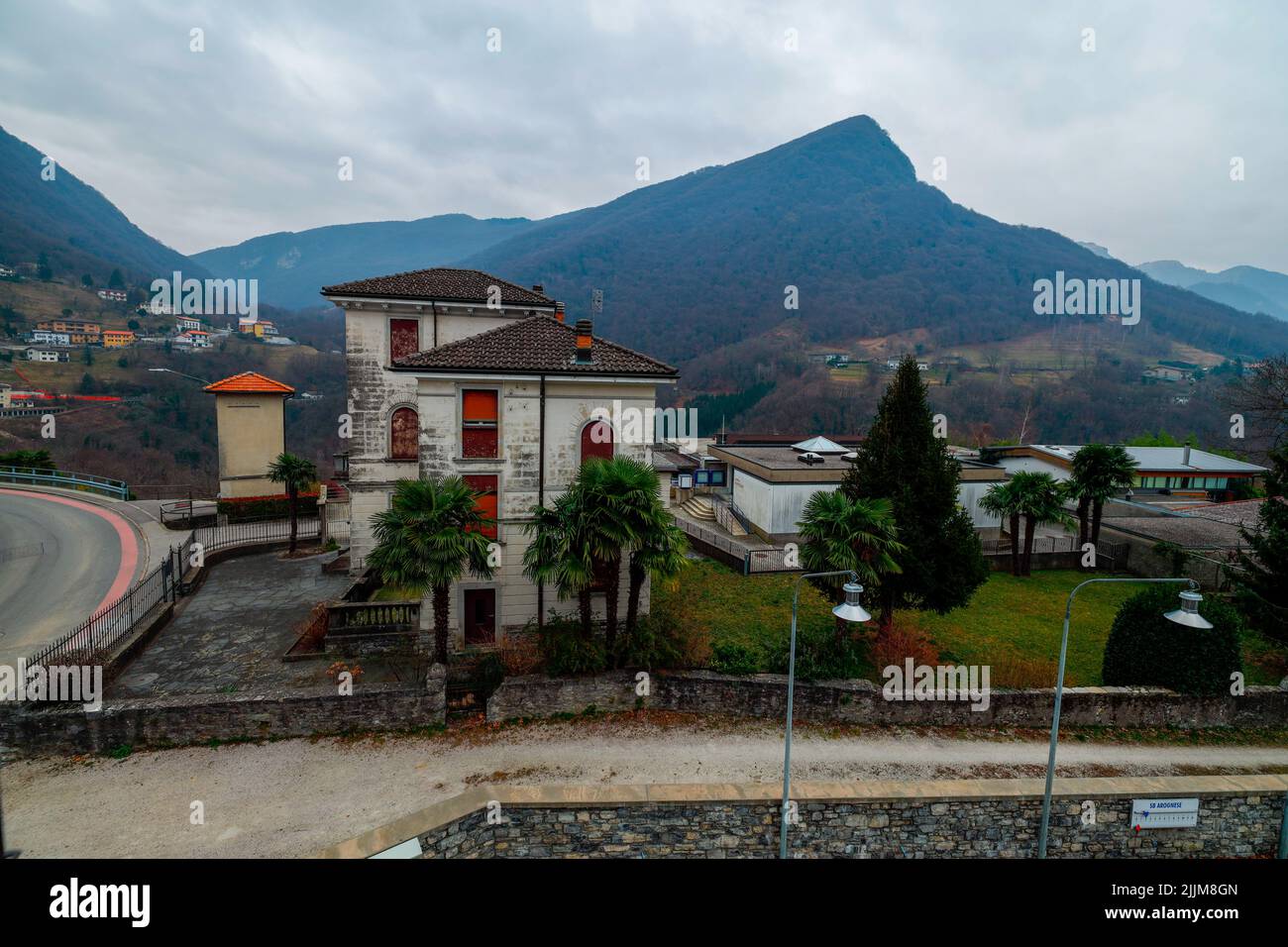 Une photo aérienne d'un bâtiment de maison dans la ville sur un fond de montagne Banque D'Images
