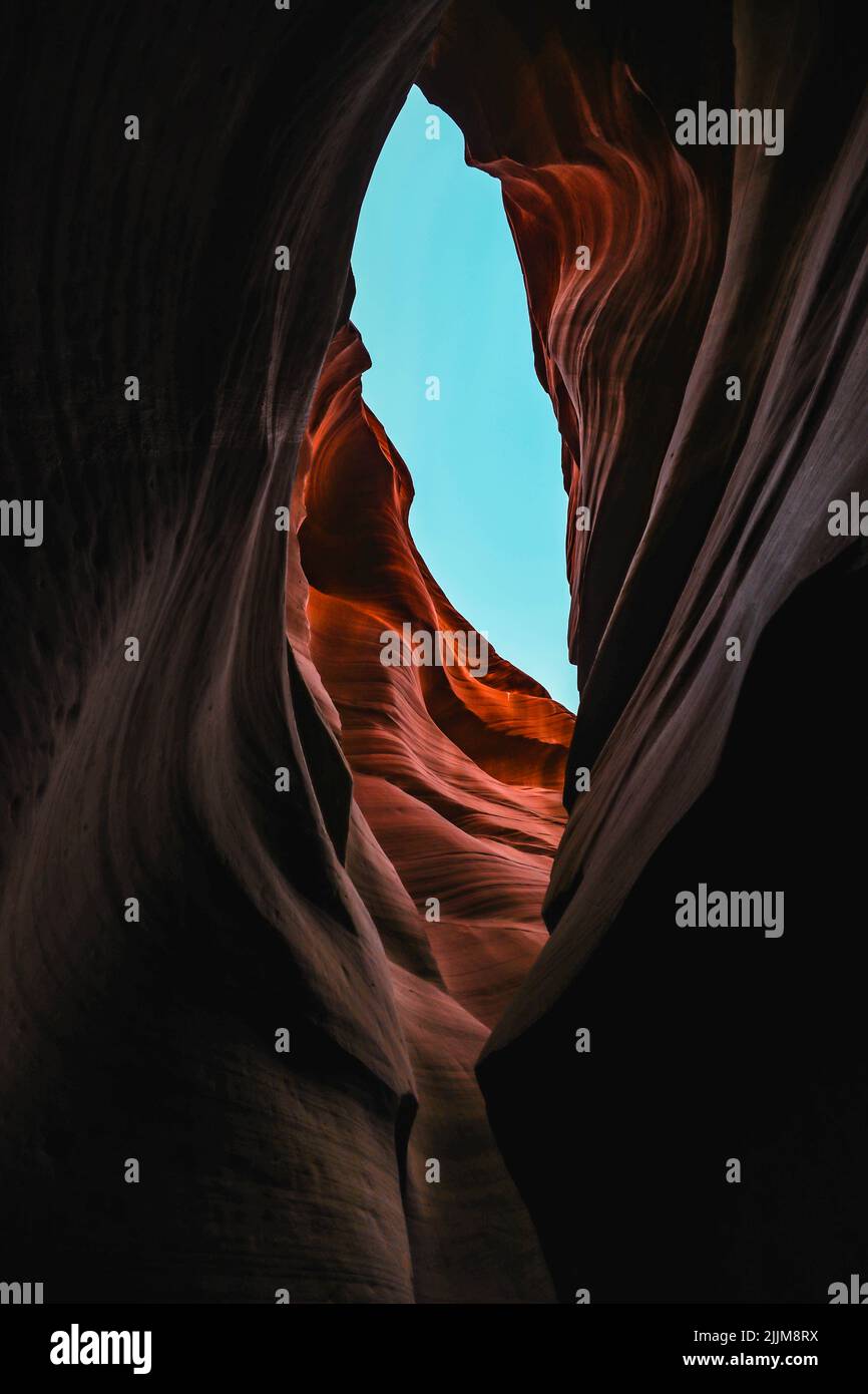 Un cliché vertical d'Antelope Canyon sous un ciel bleu à Lechee, en Arizona Banque D'Images
