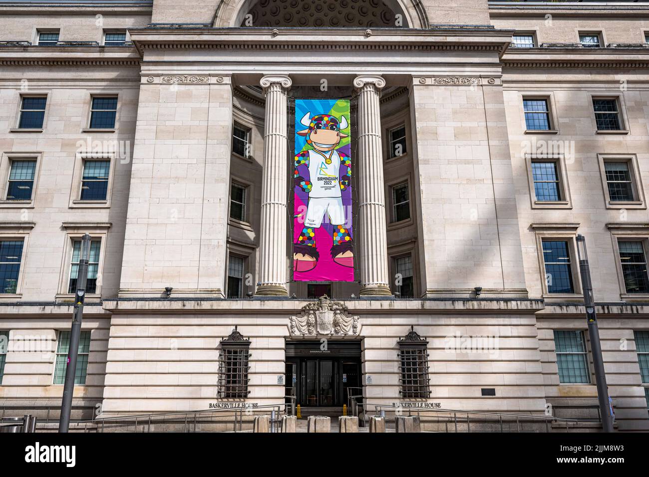 BIRMINGHAM, ROYAUME-UNI. 27th juillet 2022. Les 17 statues de mascotte (Perry) et huit avatars numériques, qui utilisent la technologie d'écran profond de pointe, ont été installés dans des sites emblématiques de Birmingham, dont l'église St Paul dans le quartier des bijoux, la Custard Factory, Rue Hurst et place du Centenaire lors de la rencontre du Relais Queen's Baton de Birmingham 2022 - Jeux du Commonwealth sur la place Victoria mercredi, 27 juillet 2022 à BIRMINGHAM, ROYAUME-UNI. Credit: Taka G Wu/Alay Live News Banque D'Images