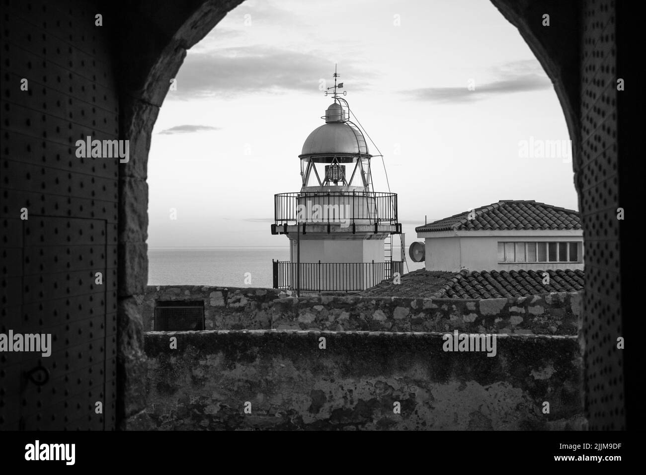 Une photo en niveaux de gris du phare de Peniscola, une ancienne ville fortifiée appelée la « ville sur la mer » en Espagne Banque D'Images