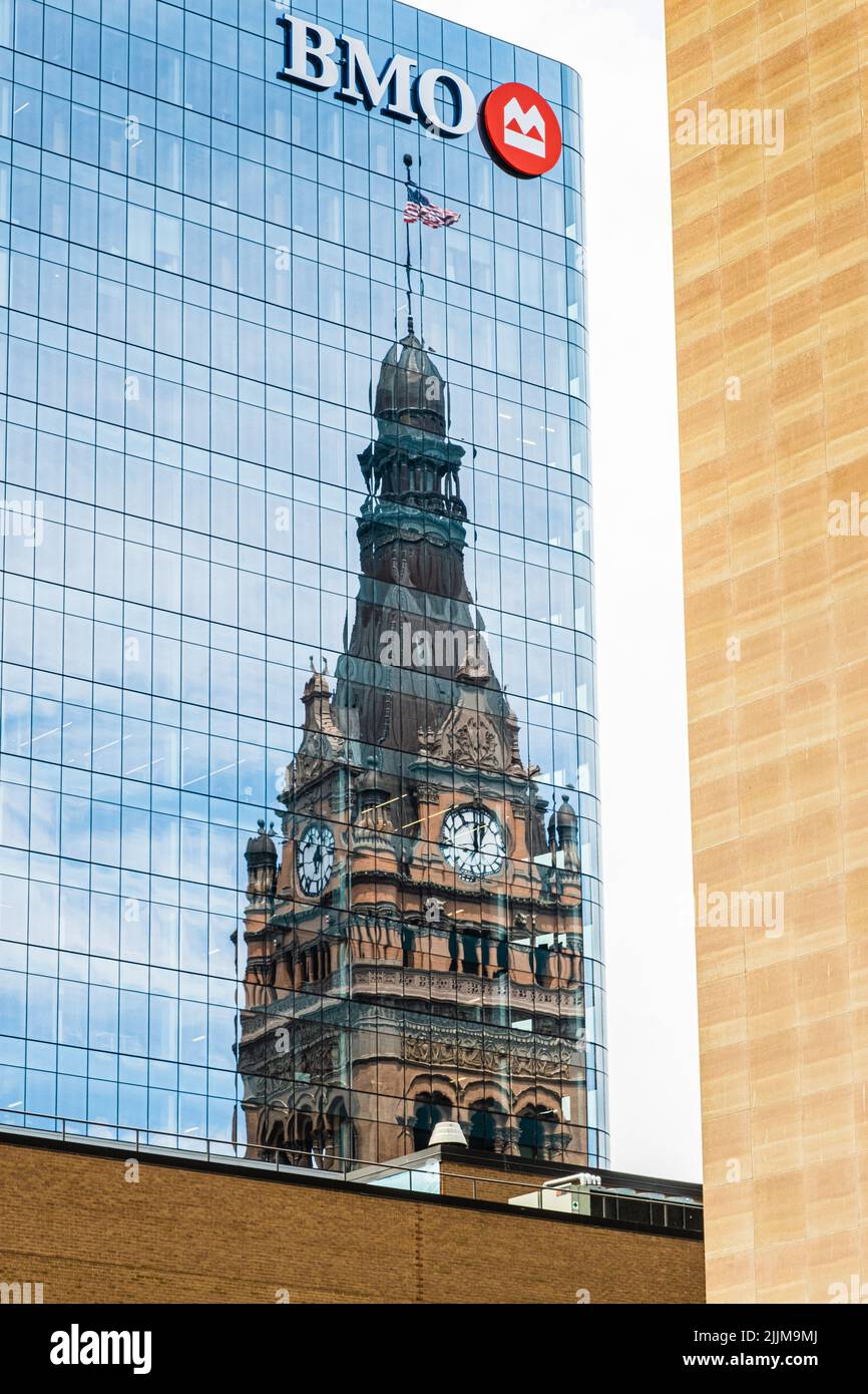 Milwaukee City Hall Sky scraper centre relected dans le bâtiment de verre BMO. Banque D'Images