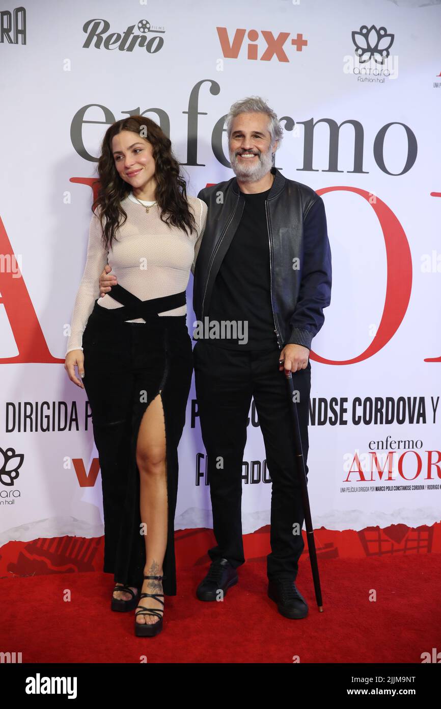 Mexico, Mexico, Mexique. 26th juillet 2022. 26 juillet 2022, Mexico, Mexique: Juan Pablo Medina, Paulina Davila pose pour des photos pendant le tapis rouge de ''˜Enfermo de Amor' première de film à Cinemex Amtara. On 26 juillet 2022 à Mexico, Mexique. (Image de crédit : © Julian Lopez/eyepix via ZUMA Press Wire) Banque D'Images