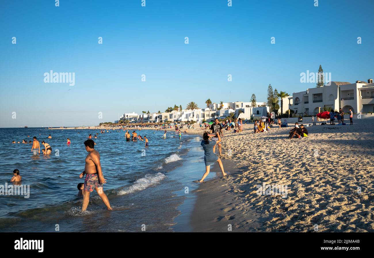 Les gens apprécient la plage en fin d'après-midi à Port El Kantaoui, Tunisie Banque D'Images