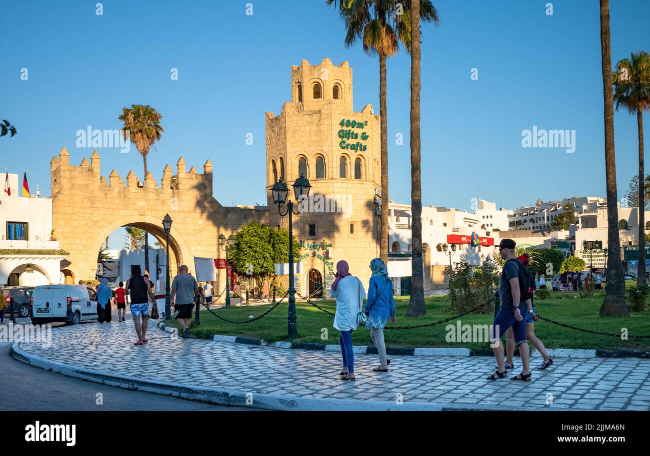 Les touristes et les visteurs marchent vers une porte d'entrée de la marina à Port El Kantaoui en Tunisie. Banque D'Images