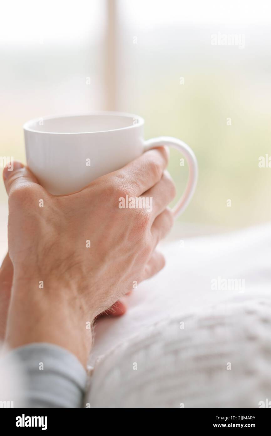 thé matinal, homme relaxant, tasse de boisson Banque D'Images