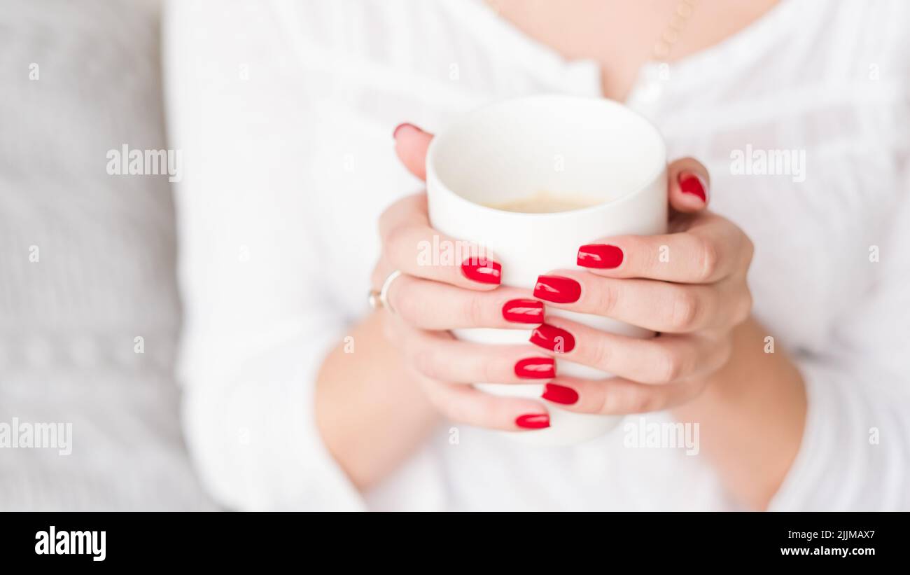 pause café relax femme tenir tasse latte Banque D'Images