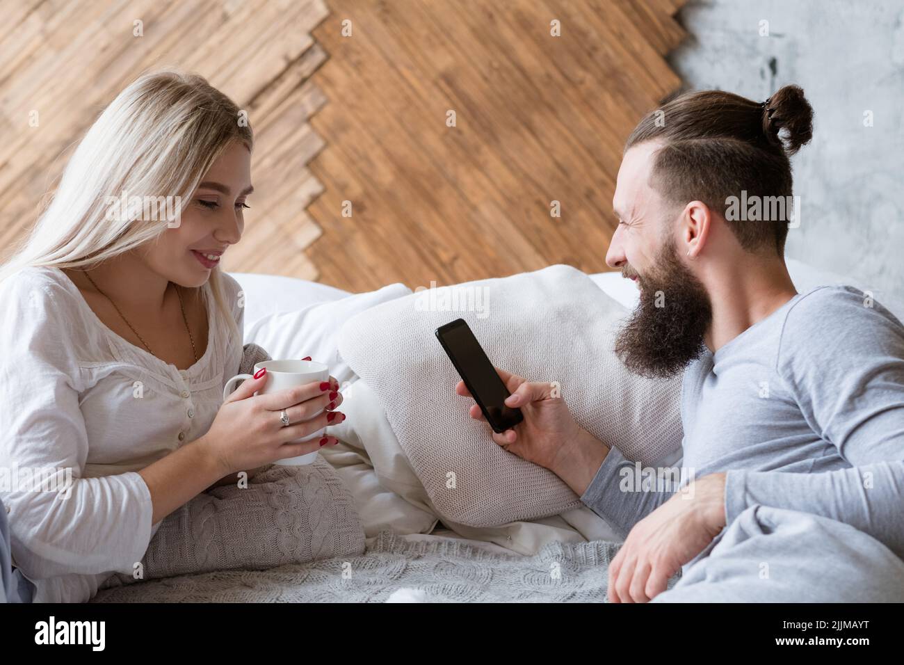 newlyweds lune de miel planification femme homme smartphone Banque D'Images