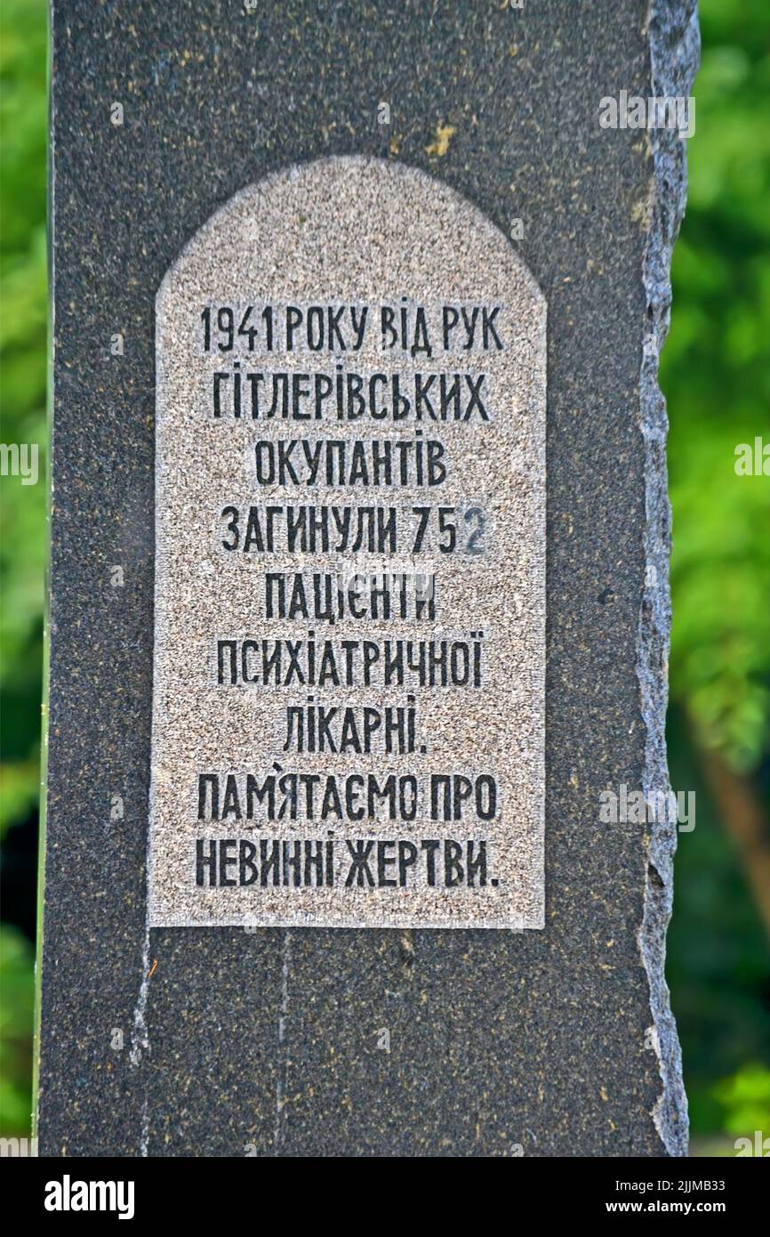 Le conseil commémoratif consacré à environ 750 médecins et patients a été tué en 1941 par les envahisseurs d'hitler au bord du cimetière de Kirilovskoye. Kiev. Banque D'Images